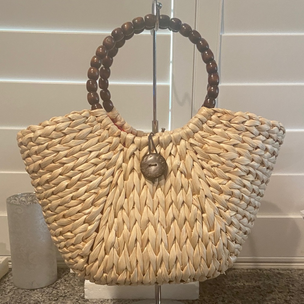 Straw tote EUC with wood beaded handle